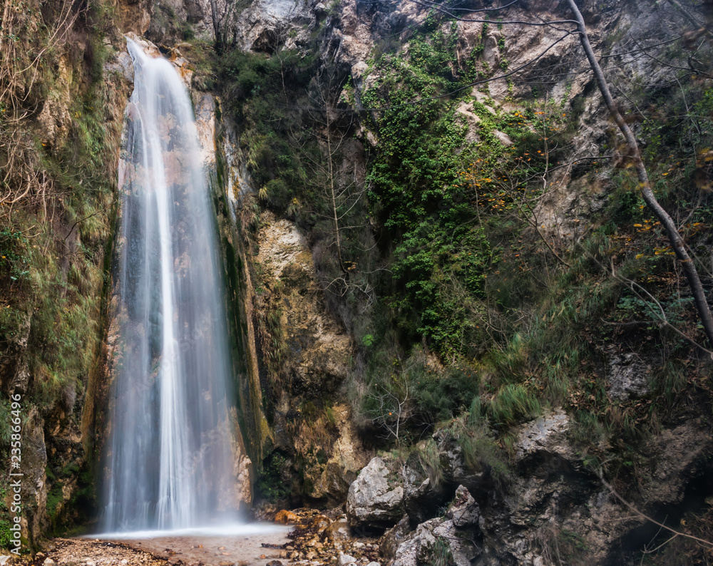 Obraz premium Waterfall in the Mountains of Southern Italy