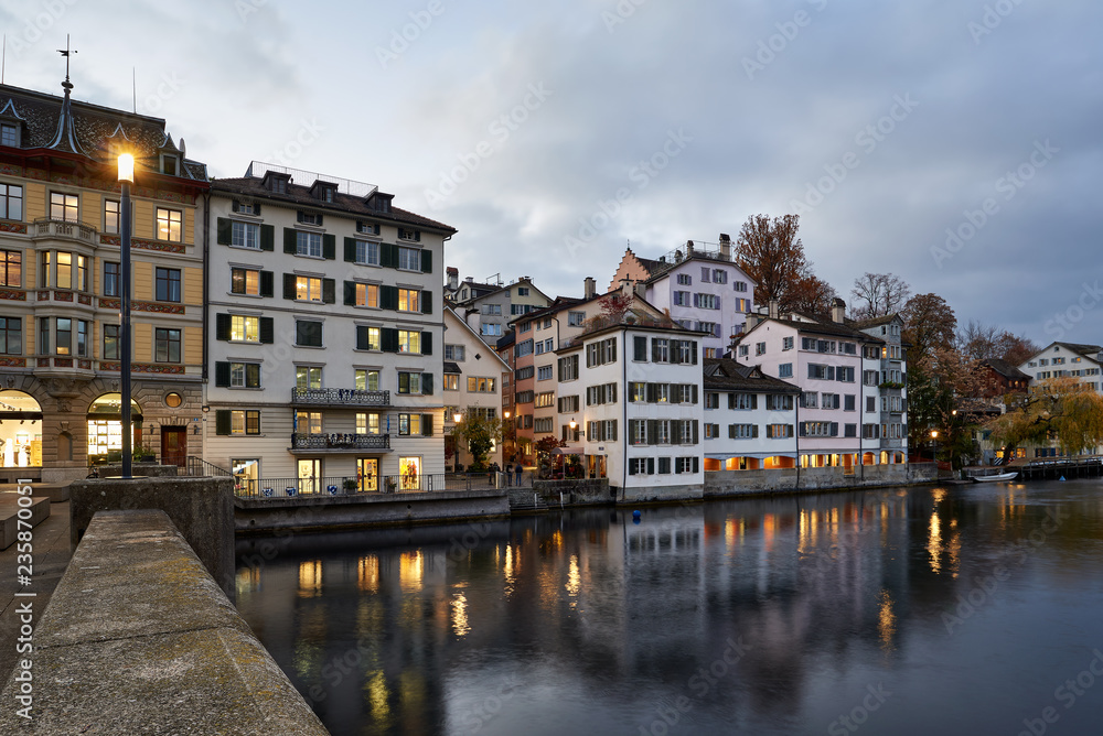 Zürich Schipfe Abenddämmerung Altstadthäuser Schaufenster Lichter Beleuchtungen Fluss Limmat Wasserspiegelung