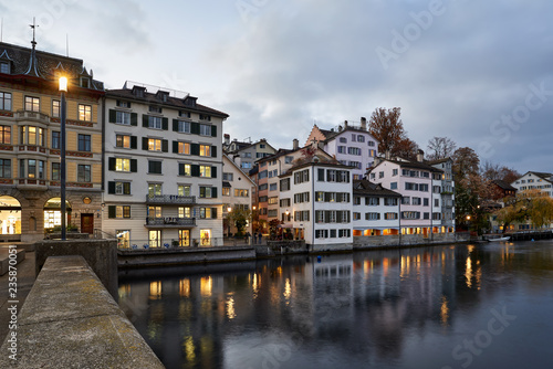 Zürich Schipfe Abenddämmerung Altstadthäuser Schaufenster Lichter Beleuchtungen Fluss Limmat Wasserspiegelung