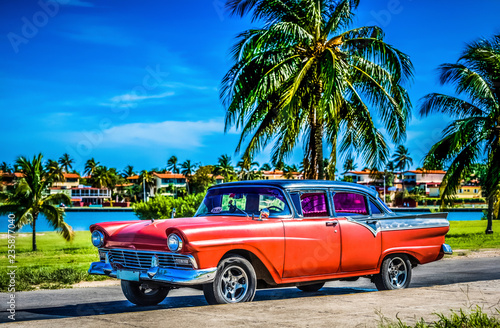 Amerikanischer roter Ford Oldtimer parkt am Strand unter Palmen in Varadero Cuba - Serie Cuba Reportage © mabofoto@icloud.com