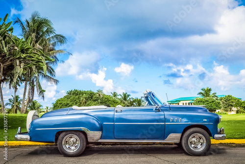 Blauer amerikanische Cabriolet Oldtimer parkt am öffentlichen Golfplatz von Varadero Kuba - Serie Kuba Reportage © mabofoto@icloud.com