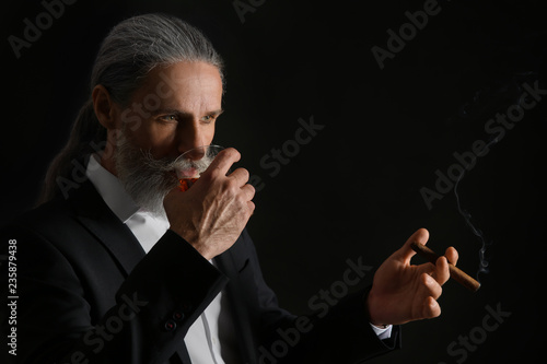 Elderly businessman with gl...