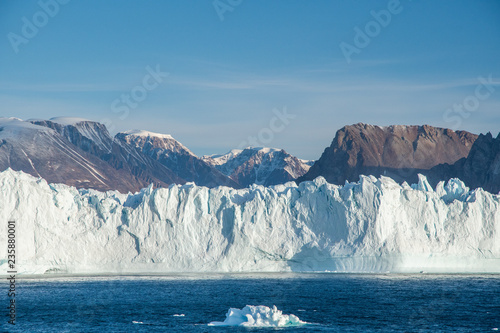 Eisberg vor Bergkulisse Scoresby Sund