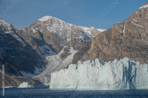 Eisberg vor einem Gletscher im Scoresby Sund
