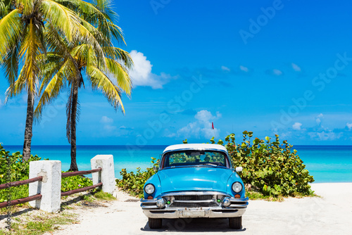 Amerikanischer blauer Oldtimer parkt vor dem Strand in Varadero Cuba - Serie Cuba Reportage
