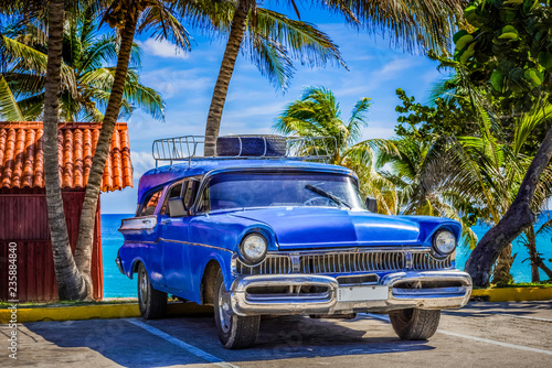 Amerikanischer blauer Oldtimer parkt vor dem Strand in Varadero Cuba - Serie Cuba Reportage © mabofoto@icloud.com