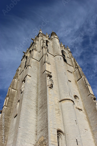 Tour Saint-Nicolas et ciel bleu dans l'abbaye du Bec-Hellouin photo