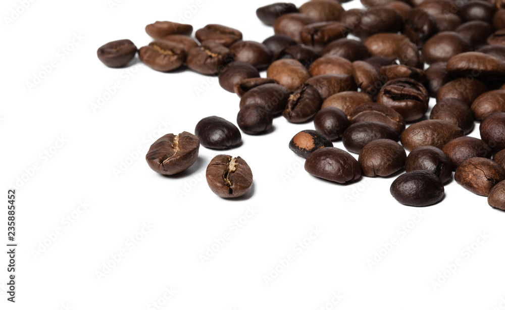 Obraz premium coffee beans isolated on white background