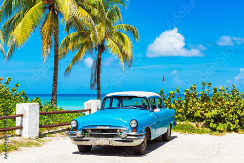 Amerikanischer blauer Oldtimer parkt vor dem Strand in Varadero Cuba - Serie Cuba Reportage