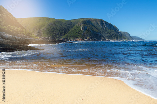 Weißer Strand mit Meer und Bergen im Tsitsikamma Nationalpark photo