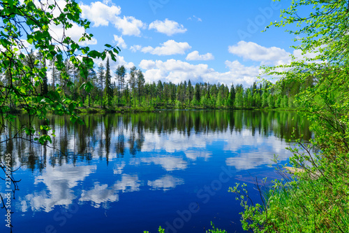 Krajobraz jezior i refleksje w Laponii