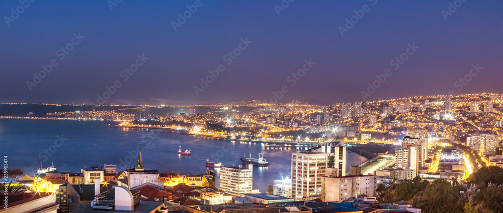 Obraz premium Panoramic aerial view of Valparaiso from Cerro Alegre Hill at night - Valparaiso, Chile