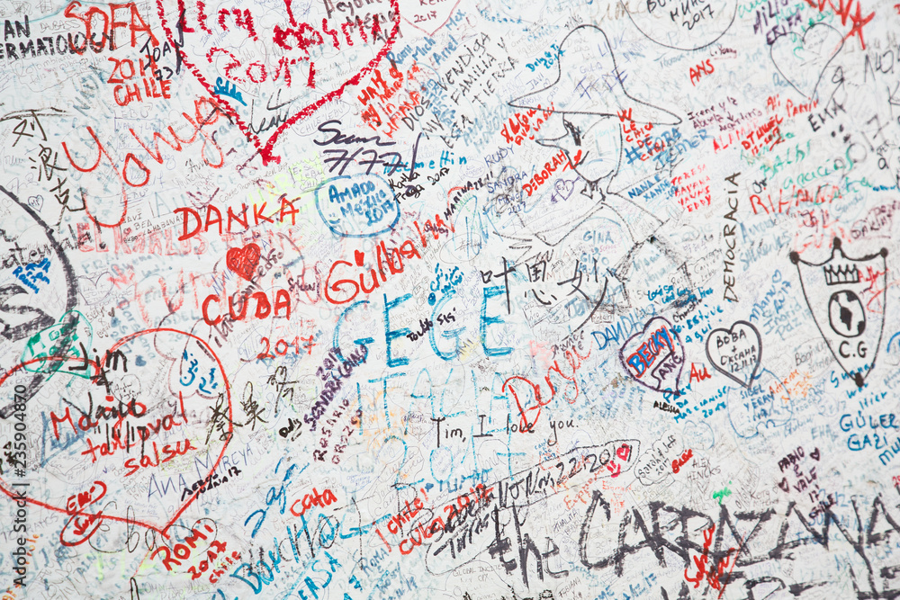 Obraz premium Weiße Wand mit vielen Graffiti