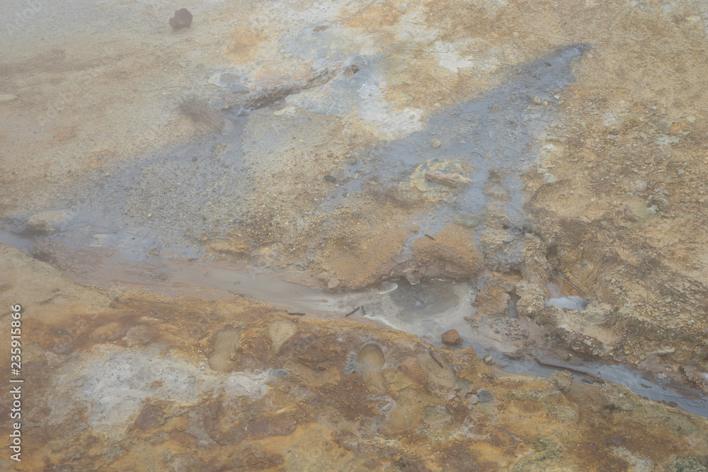 Obraz premium Solfatare und Fumarolen im Krýsuvík-Seltun-Geothermalgebiet / Reykjanes-Halbinsel - Süd-West-Island