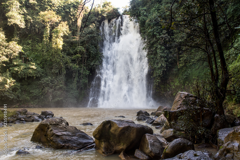 Obraz premium Scenic waterfal hidden in vietnamese jungle