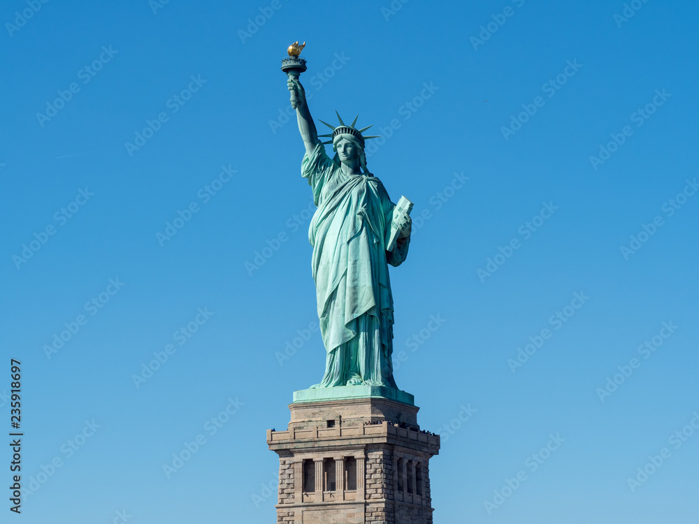 Fototapeta premium Statua Wolności z Cruisera na Manhattanie w Nowym Jorku