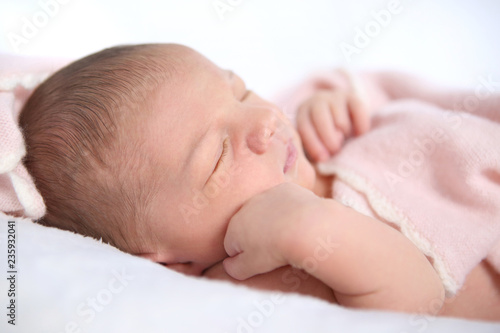 Schlafendes Baby eingehüllt in einen Decke
