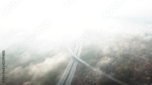 Drohnenaufnahme einer Autobahn bei Nebel
