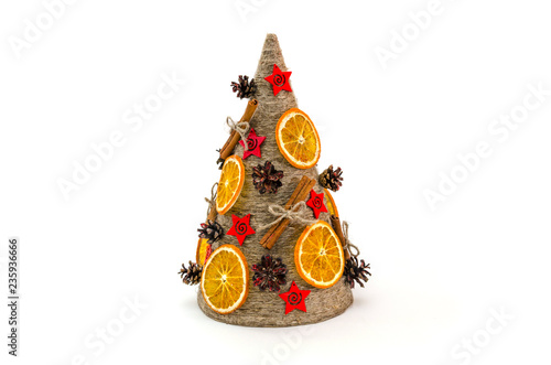 Необычная новогодняя ель, выполненная в стиле «арт-деко» украшенная сушеными апельсинами, сосновыми шишками и корицей.