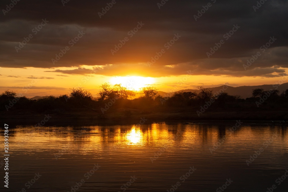 Sonnenuntergang an einem See in Afrika