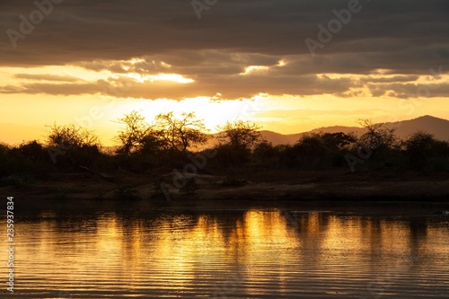 Sonnenuntergang am Wasserloch in Kenia
