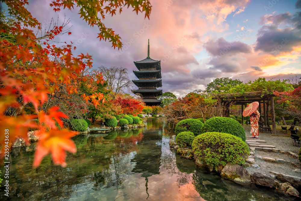 Naklejka premium Toji świątynia i drewniana pagoda w jesieni Kyoto, Japonia