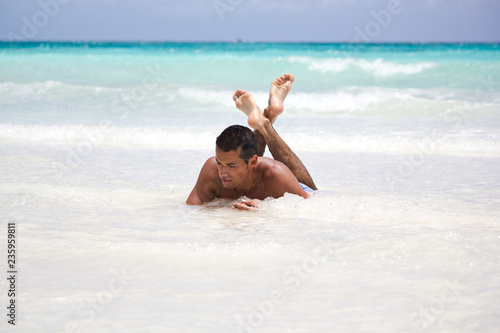 Junger Typ in der Karibik mit Badeshorts