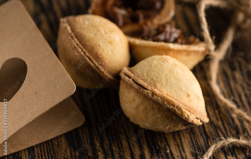 Obraz premium Сookies in the form of a walnut with boiled condensed milk