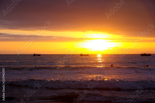 Puesta de sol en el mar © victor