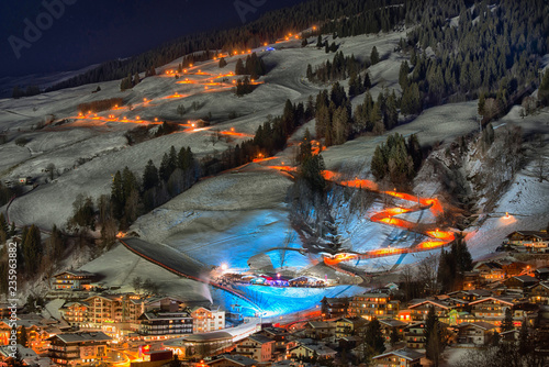 Saalbach bei Nacht, Skipiste, Flutlicht