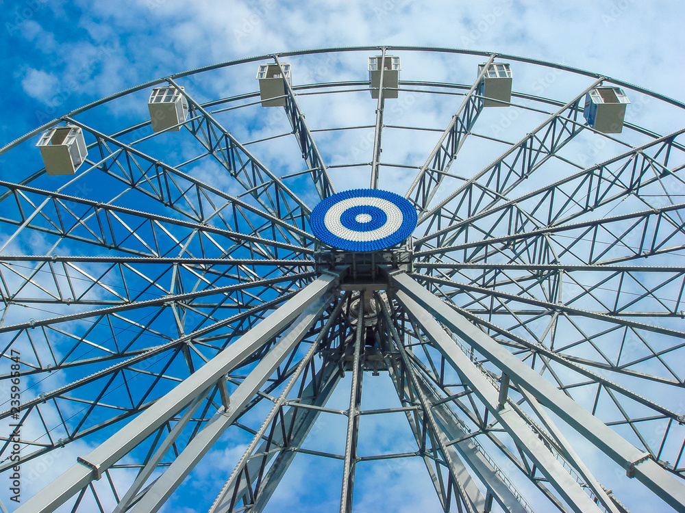 Fototapeta premium view of the metal Ferris wheel in the Park