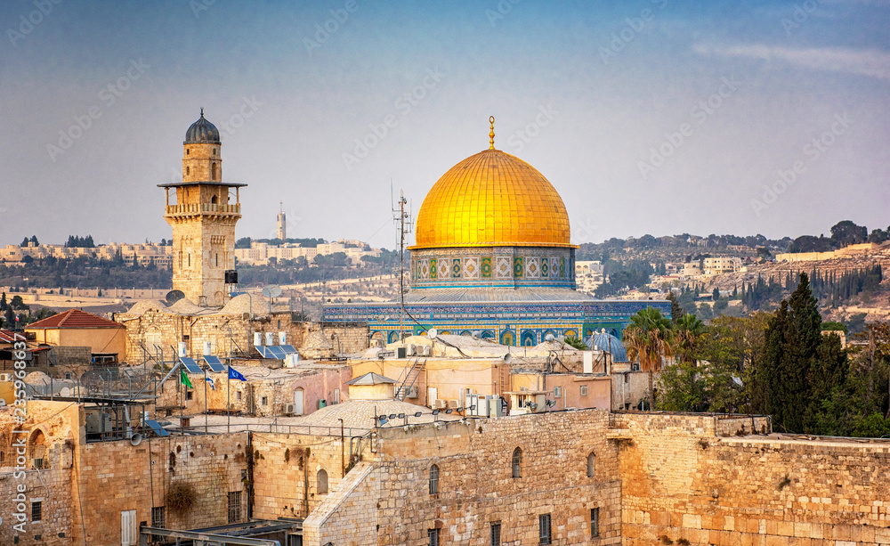 Fototapeta premium Wzgórze Świątynne - Ściana Płaczu i Złoty Meczet Kopuły na Skale na starym mieście w Jerozolimie, Izrael
