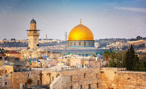 Photographie The Temple Mount - Western Wall and the golden Dome of the Rock mosque in the ol