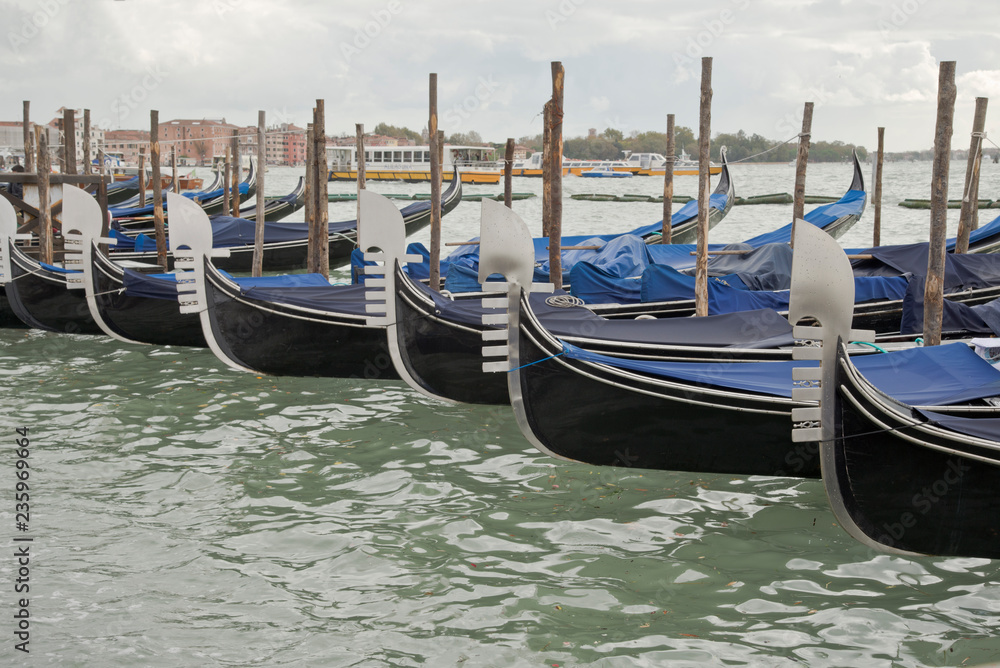 Gondeln in Venedig in der Nebensaison im Winter
