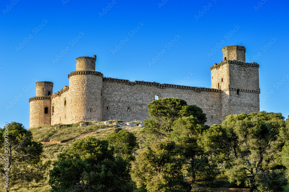 Castillo de Barcience/  Vista  del castillo de los Silva con árboles delante en Barcience, provincia de Toledo . Castilla-La Mancha. España