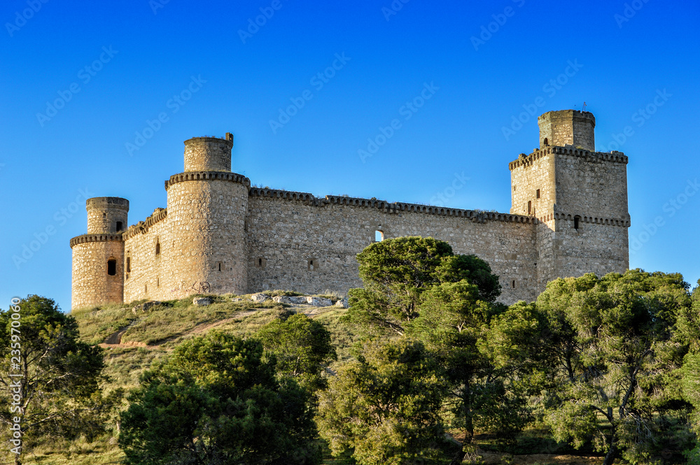 Castillo de Barcience/ Vista del castillo de los Silva con árboles delante en Barcience, provincia de Toledo . Castilla-La Mancha. España Castillo de Barcience/ Vista del castillo de los Silva con árboles delante en Barcience, provincia de Toledo . Castilla-La Mancha. España
