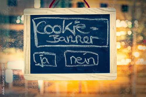 Tafel mit Aufschrift Cookie Banner und Vorhängeschloss