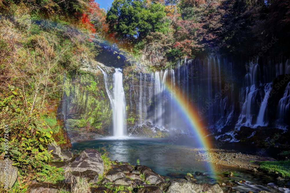 秋の白糸の滝と虹