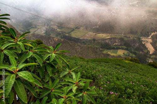 Splendidi panorami durante il trekking alla laguna di Quilotoa, Ecuador
