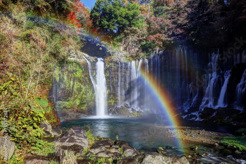 秋の白糸の滝と虹