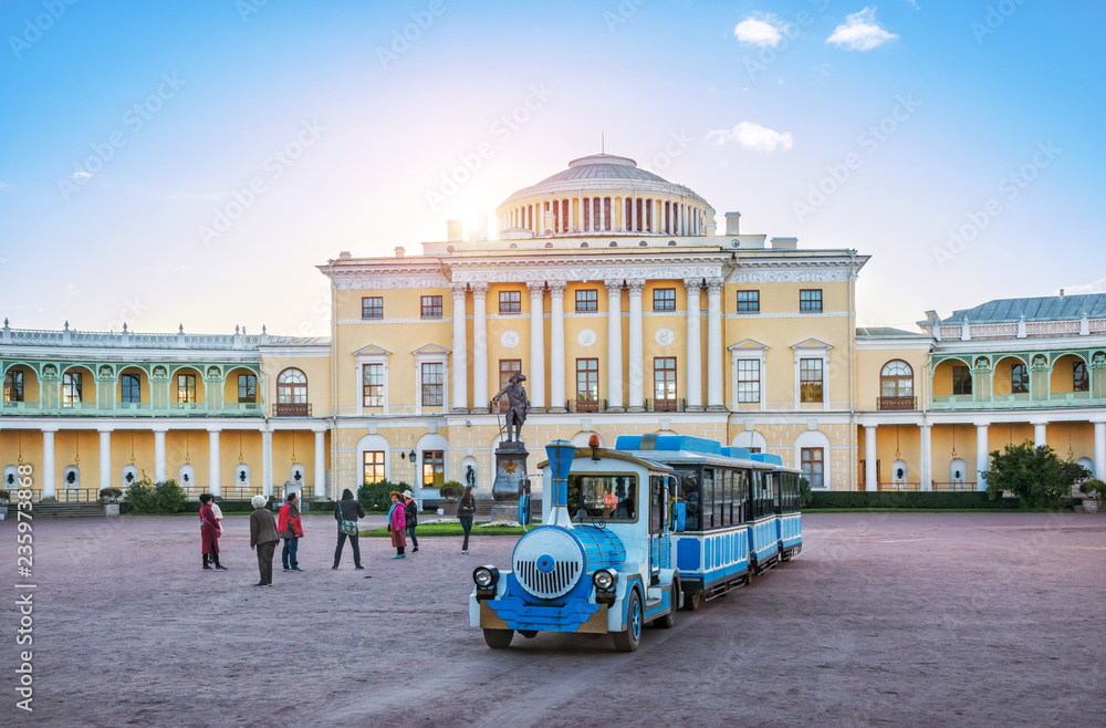 Паровозик в Павловске  locomotive rides in front of the Palace in Pavlovsk