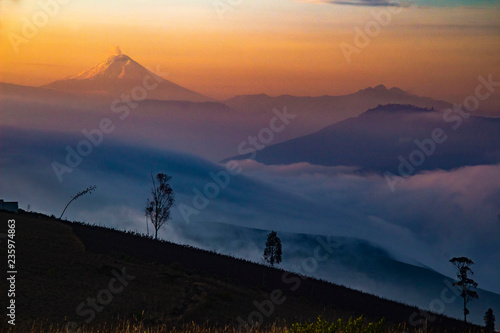 Meravigliosa alba in Machingu    con vista dei vulcani Cayambe  Cotopaxi e Pichincha. Ecuador