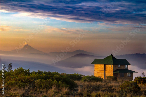 Meravigliosa alba in Machinguì, con vista dei vulcani Cayambe, Cotopaxi e Pichincha. Ecuador