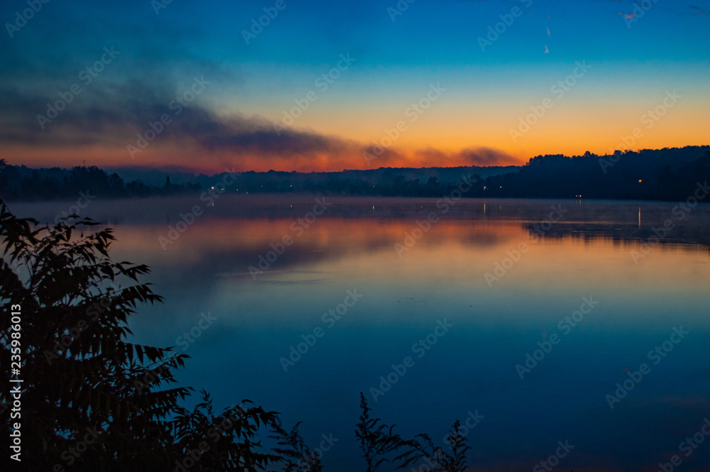 Naklejka premium Sunrise on the Erie Canal