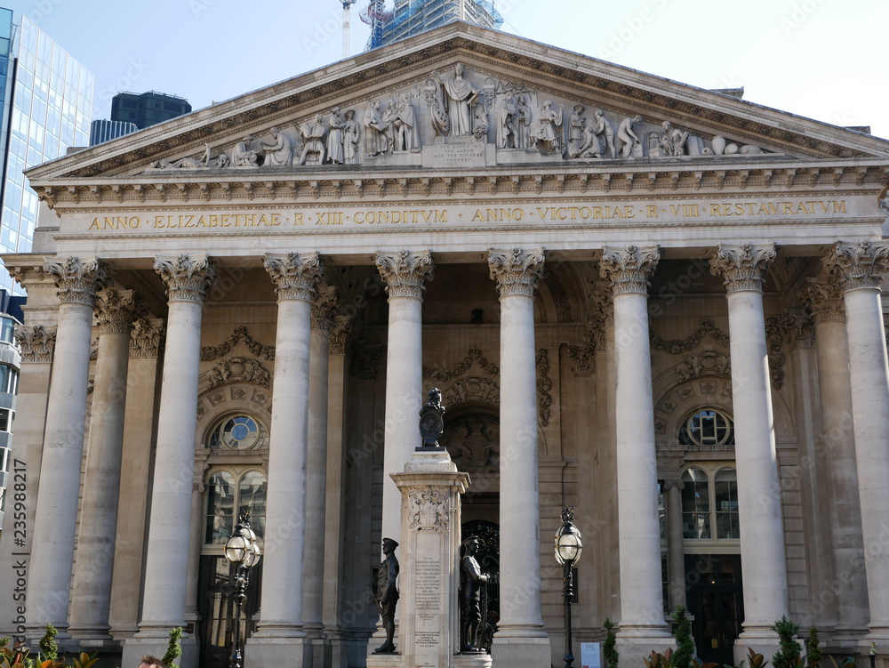 Obraz premium The Royal Exchange in the City of London Bank Station