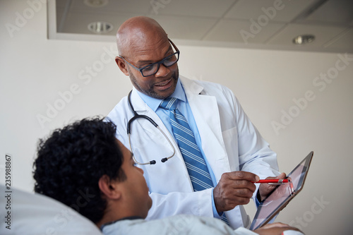 Bild auf Leinwand Doctor talking to woman in recovery room