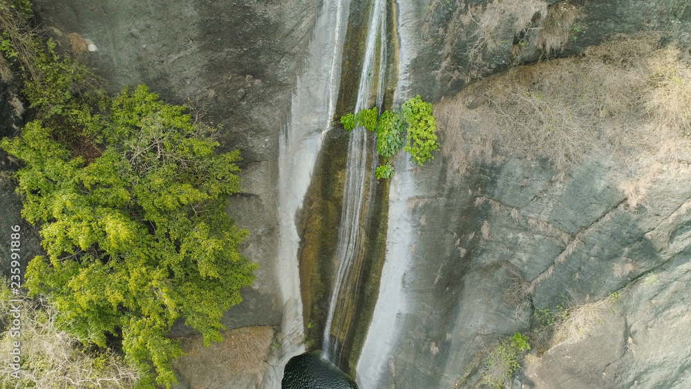 Fototapeta Widok z lotu ptaka siklawa w górach Filipińska Cordillera. Wodospad w górach. Bridal Veil Falls, Baguio, Filipiny, Luzon