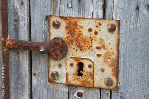 Antique rusty lock with handle on the background of a gray door leaf — копия