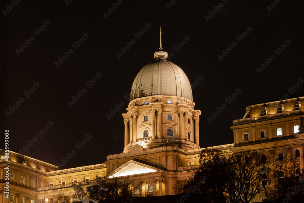  die Kuppel vom Burgpalast auf dem Burgberg in Budapest, der Hauptstadt von Ungarn, Osteuropa