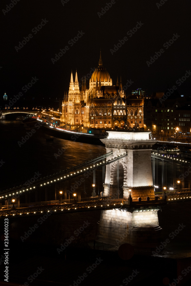  Skyline von Budapest im Vordergrund die Kettenbrücke über die Donau, im Hintergrund das Parlamentsgebäude